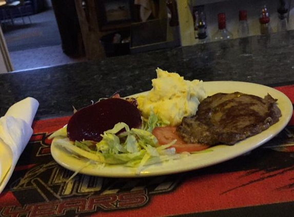 Glasby's Caravan Park - Kaimkillenbun, QLD. Great homely meal at the Bun Pub