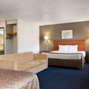 Super 8 by Wyndham Lincoln North - Motels