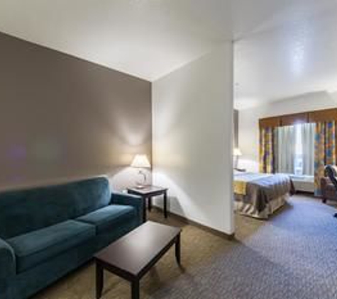 Days Inn & Suites by Wyndham San Antonio Near Frost Bank Center - San Antonio, TX