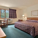 Super 8 by Wyndham Sturgeon Bay - Hotels