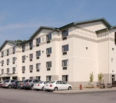 Super 8 by Wyndham Manchester Airport - Manchester, NH