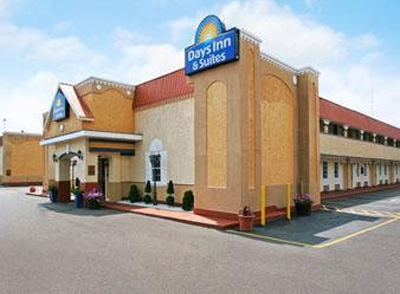 Days Inn & Suites by Wyndham Terre Haute - Terre Haute, IN