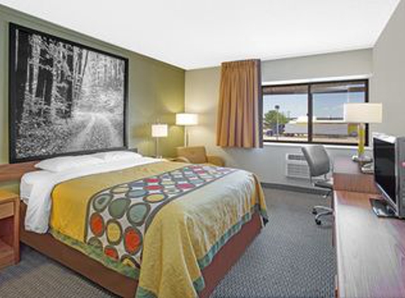 Super 8 by Wyndham Windsor/Madison North - Windsor, WI