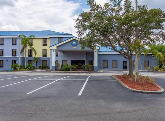 Days Inn & Suites by Wyndham Lakeland - Lakeland, FL