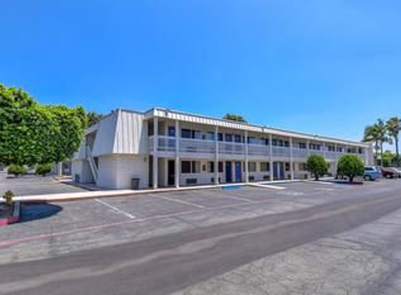 Motel 6 - Claremont, CA