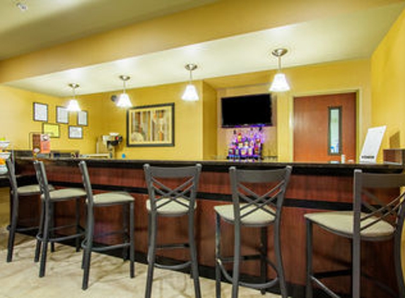 Cobblestone Inn & Suites - Corry, PA