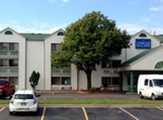 Norwood Inn and Suites - Minneapolis, MN