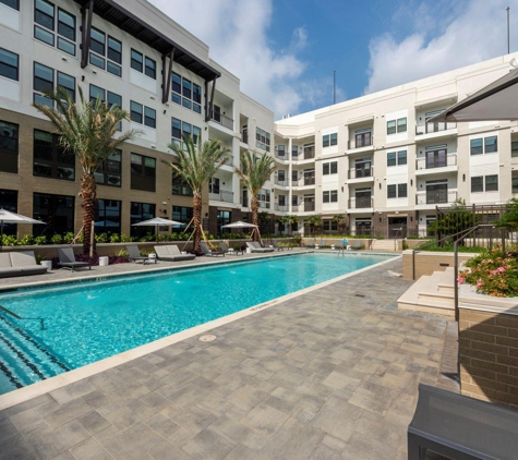 The Rosslyn at Garden Oaks - Houston, TX