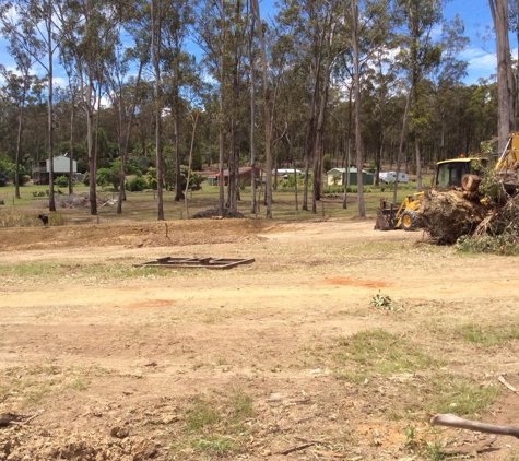 Hanlon Excavation and Demolition - Alloway, QLD. Dam being built 2017