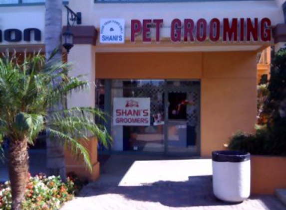 Shani's-Four Your Paws Only Pet Grooming - Tarzana, CA