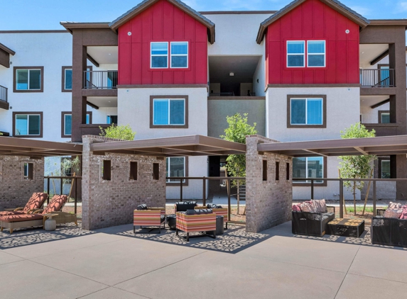 Weylyn Luxury Apartments - Laveen, AZ