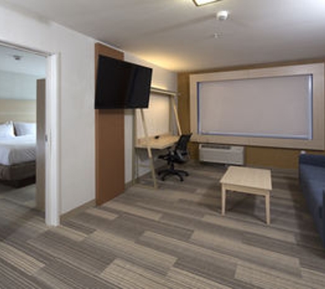 Holiday Inn Express & Suites Monroe - Monroe, MI