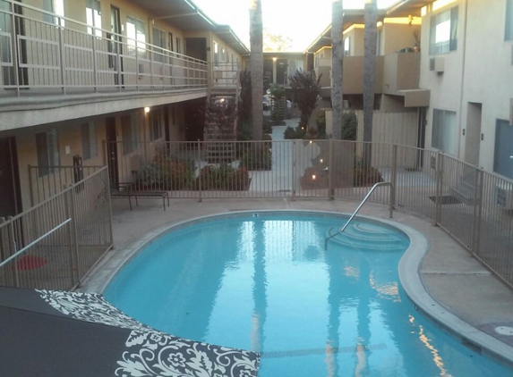 Ramona Palms Apartments - Bellflower, CA