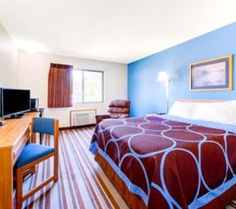 Super 8 by Wyndham Burlington - Burlington, IA