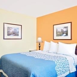 Days Inn by Wyndham Waynesboro - Waynesboro, PA