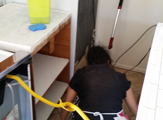Juanitas home.cleaning - Los Angeles, CA. Cleaning under and behind appliances