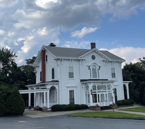 Lindquist Lundin Funeral Home - Worcester, MA