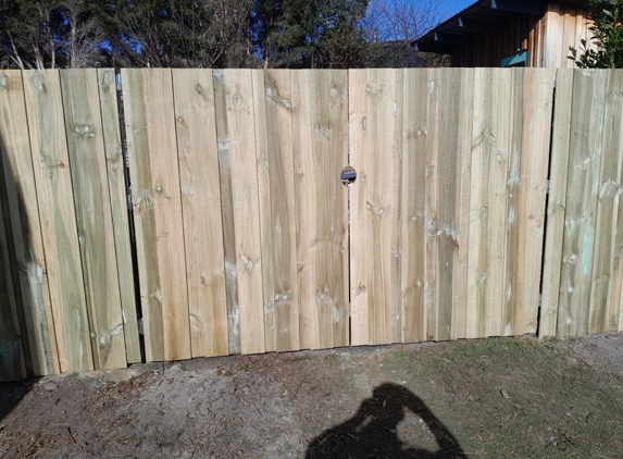 The Fence Men - Kingston, TAS. Acces gates 1.8 m high palig